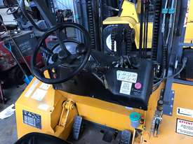 Uromac DTH25 forklift 4WD - picture1' - Click to enlarge