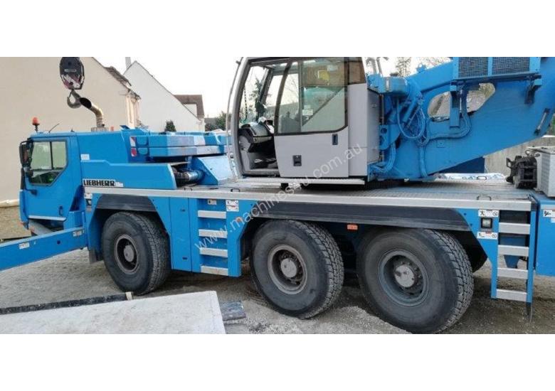 caption 2011 LIEBHERR LTM 1055-3.2 ALL TERRAIN CRANE