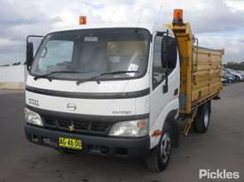 2005 Hino DUTRO - picture2' - Click to enlarge