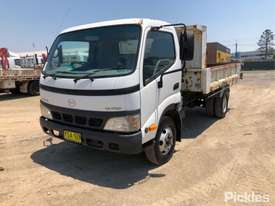 2003 Hino DUTRO - picture2' - Click to enlarge