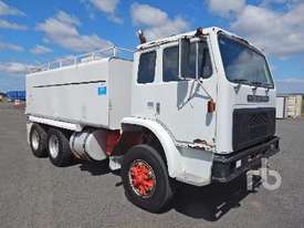 INTERNATIONAL ACCO 1950C Water Truck - picture0' - Click to enlarge