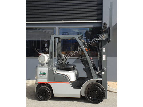 Nissan 2500kg LPG Forklift with 4300mm Three Stage Container Mast