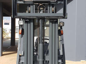 Nissan 2500kg LPG Forklift with 4300mm Three Stage Container Mast - picture0' - Click to enlarge