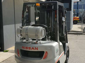 Nissan 2500kg LPG Forklift with 4300mm Three Stage Container Mast - picture2' - Click to enlarge