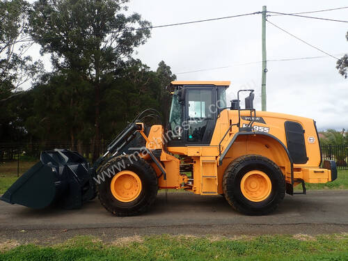 Hyundai HL955 Loader/Tool Carrier Loader