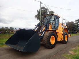 Hyundai HL955 Loader/Tool Carrier Loader - picture0' - Click to enlarge