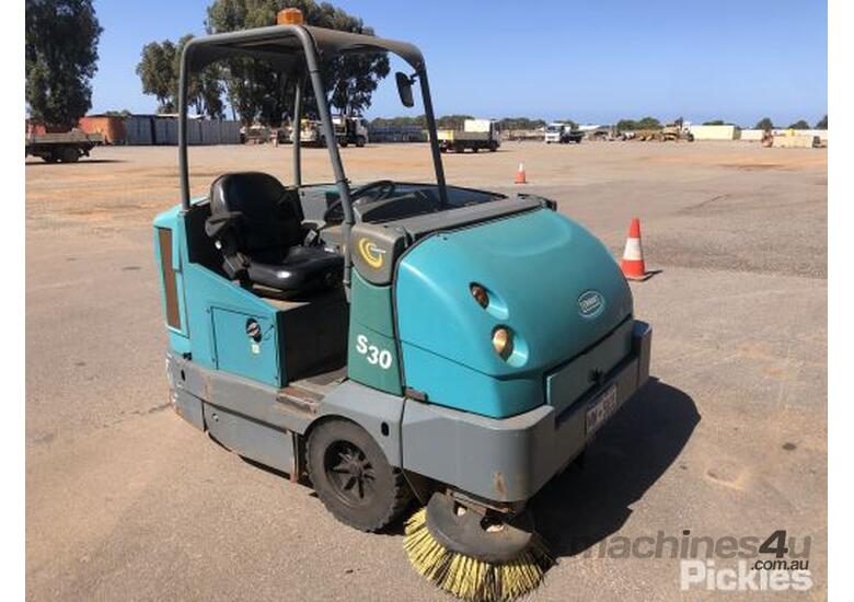 Used tennant S30 Ride On Sweeper Scrubber in , Listed on Machines4u