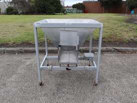 Hopper Vibratory Tray Feeder - picture0' - Click to enlarge