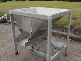 Hopper Vibratory Tray Feeder - picture2' - Click to enlarge