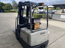 Crown Electric Forklift 1.4T Model: SC4500 - Includes charger - picture0' - Click to enlarge