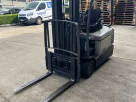 Crown Electric Forklift 1.4T Model: SC4500 - Includes charger - picture0' - Click to enlarge