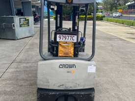 Crown Electric Forklift 1.4T Model: SC4500 - Includes charger - picture1' - Click to enlarge