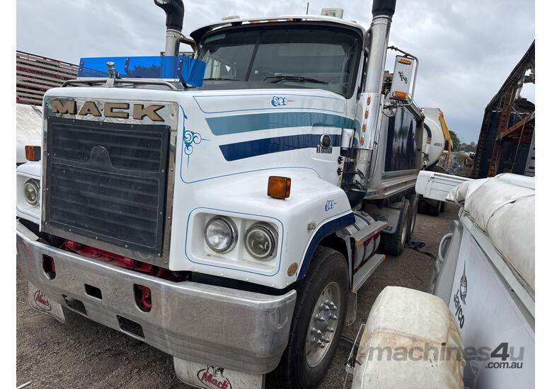 caption 2004 Mack CLS Trident Tipper