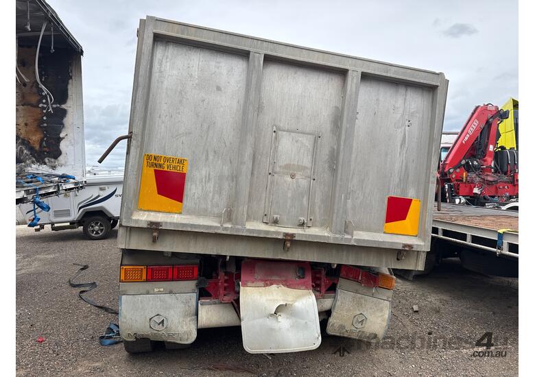 caption 2004 Mack CLS Trident Tipper