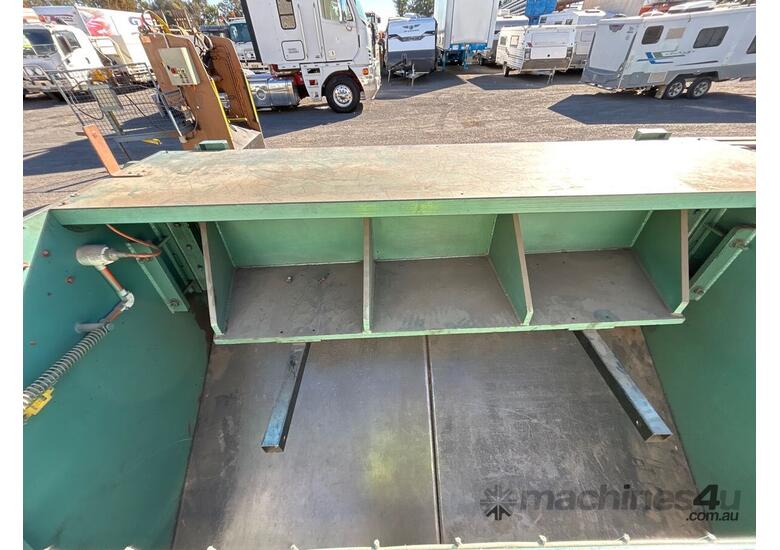 caption GUILLOTINE METAL CUTTING