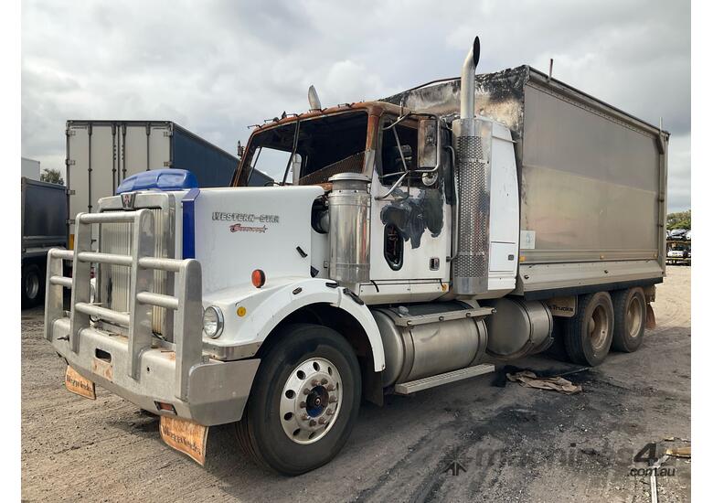 caption 2004 Western Star Constellation Tipper