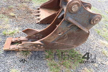 Wolf Excavator trenching bucket