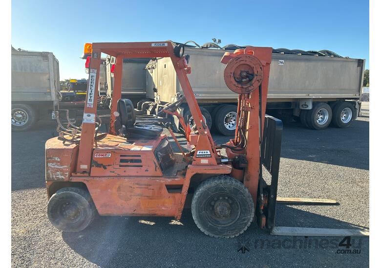caption Komatsu FG25 Forklift
