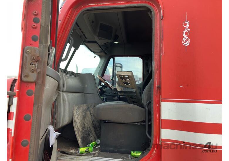 caption 2006 Freightliner FLX Prime Mover