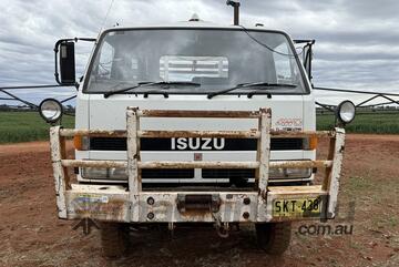1992 ISUZU NPS59 + CROPLANDS BRUMBY SPRAYER