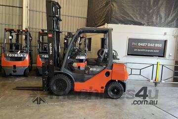 TOYOTA 8FG25 S/N 44476 2014 MODEL 2.5 TON 2500 KG CAPACITY LPG/GAS FORKLIFT 4.5 M 2 STAGE MAST TOYOTA 8FG25 S/N 44476 2014 MODEL 2.5 TON 2500 KG CAPACITY LPG/GAS FORKLIFT 4.5 M 2 STAGE MAST