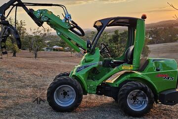 AVANT 745 Articulated Mini Loader w Telescopic Boom
