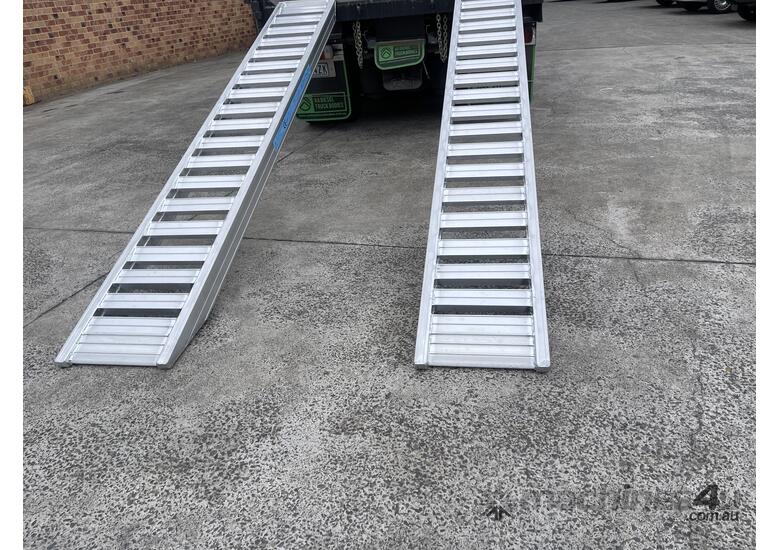 3.7m - 3Tonne  Heavy Duty Rubber Track Machinery Loading Ramps