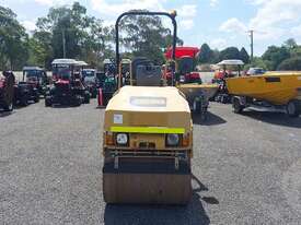 Caterpillar CB22 - picture0' - Click to enlarge