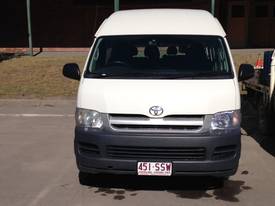 TOYOTA HI-ACE 13 SEATED COMMUTER BUS - picture2' - Click to enlarge