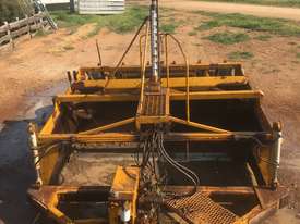 Laser bucket carry grader - picture0' - Click to enlarge