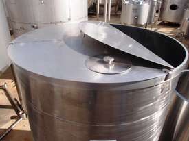 Stainless Steel Storage Tank (Vertical), Capacity: 2,000Lt - picture0' - Click to enlarge