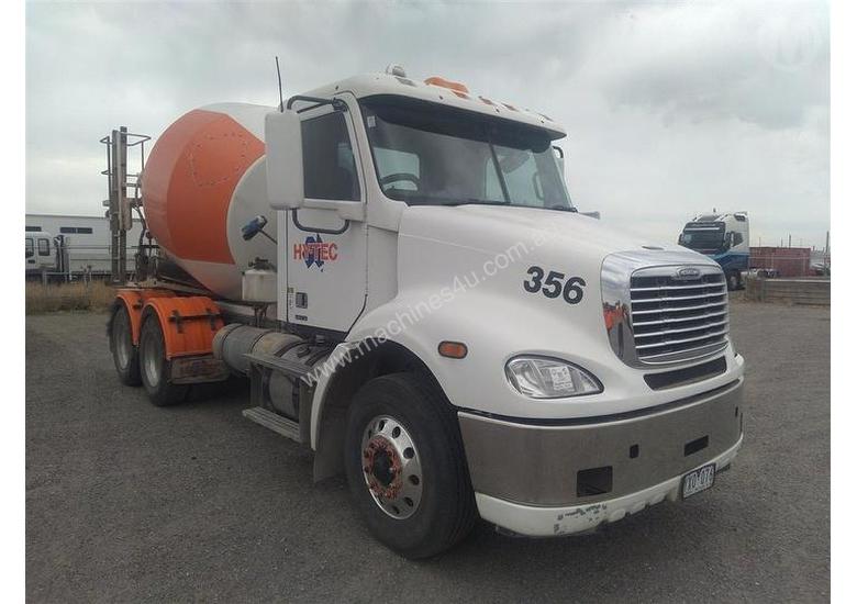 caption Freightliner Columbia