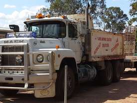 Mack Tipper Combo - picture0' - Click to enlarge