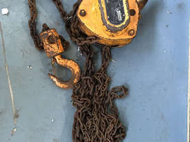 PWB Anchor Chain Hoist 2 Ton x 3m Drop, 2 Ton Austlift Girder Trolley and 2 x 4.7T Bow Shackles - picture0' - Click to enlarge