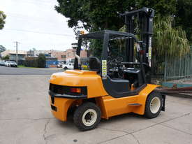 4.5 T Clark Forklift - picture1' - Click to enlarge