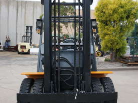 4.5 T Clark Forklift - picture2' - Click to enlarge