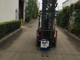 2.5T Battery Electric 4 Wheel Forklift - picture0' - Click to enlarge
