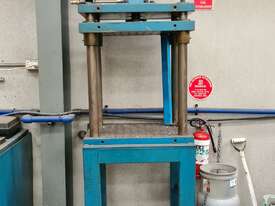 Hydraulic press - picture0' - Click to enlarge