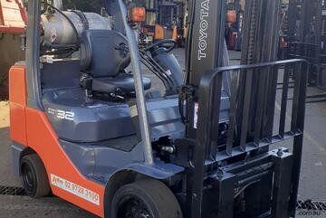 ACTIVE FORKLIFTS - Toyota 2010 model 3 Ton LPG forklift for sale 3.7m lift side shift