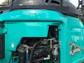 Kobelco SK140SRLC-5 - picture2' - Click to enlarge