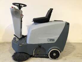 Nilfisk SR 1000 rider sweeper - picture0' - Click to enlarge