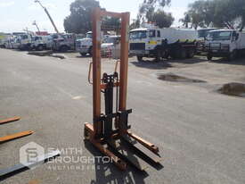 MANUAL PALLET STACKER - picture0' - Click to enlarge