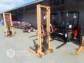 MANUAL PALLET STACKER - picture1' - Click to enlarge