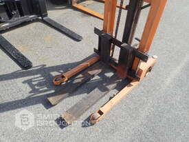 MANUAL PALLET STACKER - picture2' - Click to enlarge