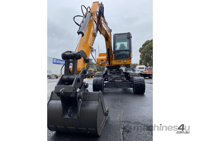 caption UHI 63hp Yanmar Engine ume90 Wheel-Crawler Excavator with 3 Buckets