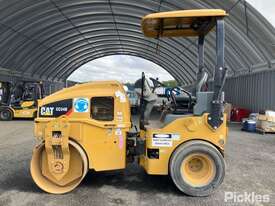 2017 Caterpillar CC34B Vibrating Combination Roller - picture2' - Click to enlarge