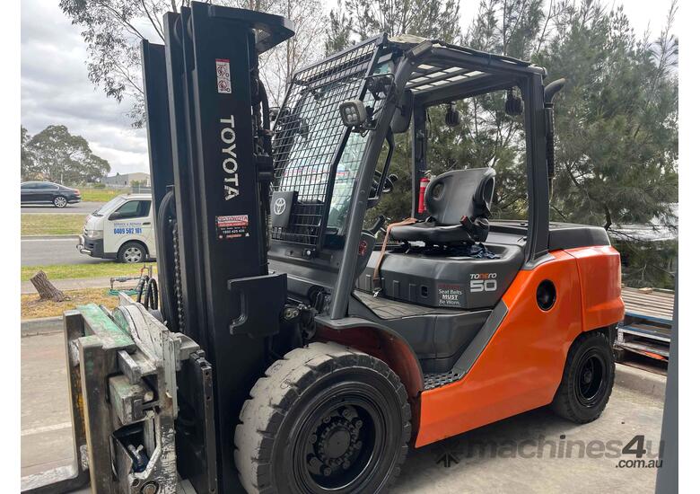 caption 5 tonne Container Mast Diesel Forklift with attachment