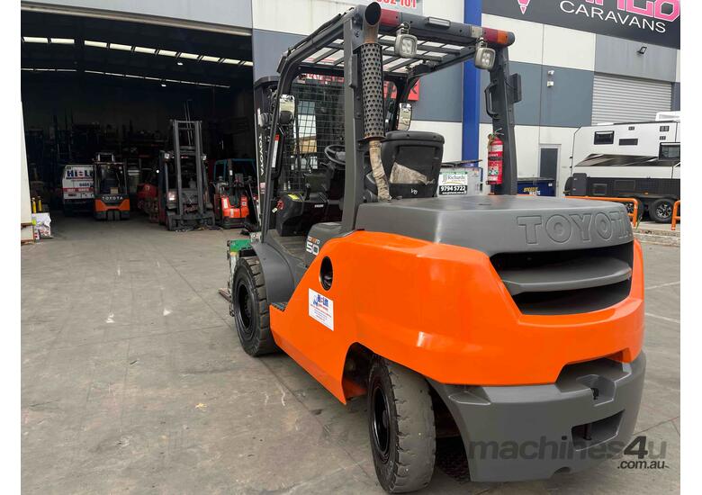 caption 5 tonne Container Mast Diesel Forklift with attachment