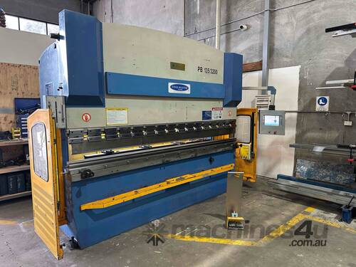 Steelmaster 3200 x 135 ton hydrailic CNC Press break 