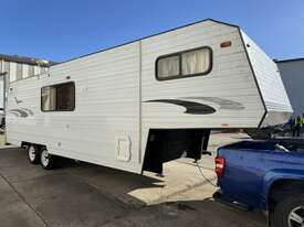 Unknown 5th Wheel Caravan - picture0' - Click to enlarge